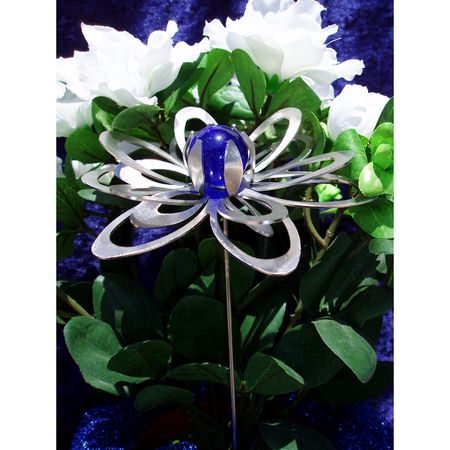 Blume \"klein\" mit Glaskugel auf Stab, dunkelblau